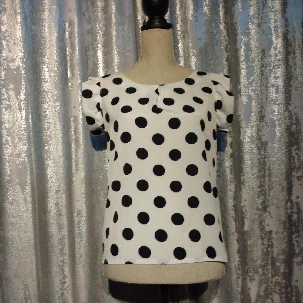 Adorable polka dot top